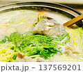 湯気立つ白いスープの鍋料理 野菜と麺を煮込む冬のあたたかい食卓 137569201