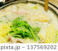 湯気立つ白いスープの鍋料理 野菜と麺を煮込む冬のあたたかい食卓 137569202
