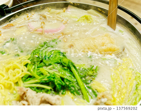 湯気立つ白いスープの鍋料理 野菜と麺を煮込む冬のあたたかい食卓 137569202
