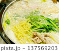 湯気立つ白いスープの鍋料理 野菜と麺を煮込む冬のあたたかい食卓 137569203
