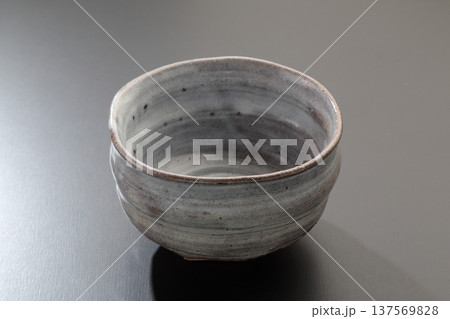 黒背景の抹茶茶碗　茶道　日本文化イメージ 137569828