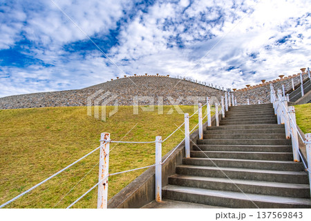 兵庫県神戸市 巨大な前方後円墳「五色塚古墳」と並ぶ埴輪 137569843