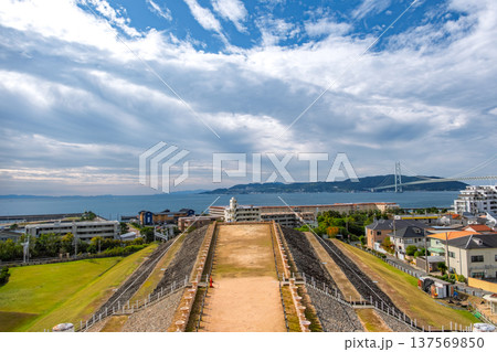 兵庫県神戸市 五色塚古墳から見下ろす前方部と明石海峡の絶景パノラマ 137569850