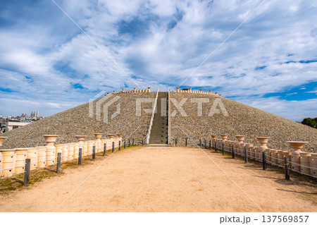 兵庫県神戸市 巨大な前方後円墳「五色塚古墳」と並ぶ埴輪 137569857