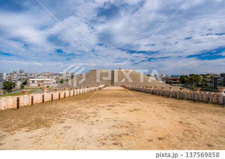 兵庫県神戸市 巨大な前方後円墳「五色塚古墳」と並ぶ埴輪 137569858