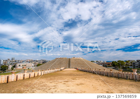 兵庫県神戸市 巨大な前方後円墳「五色塚古墳」と並ぶ埴輪 137569859