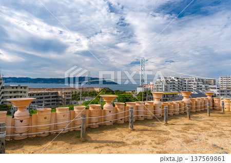 兵庫県神戸市 五色塚古墳の埴輪越しに望む明石海峡大橋 137569861