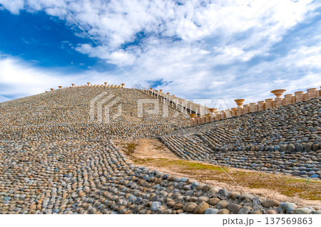 兵庫県神戸市 巨大な前方後円墳「五色塚古墳」と並ぶ埴輪 137569863