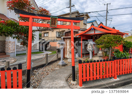 兵庫県神戸市 五色塚古墳のすぐ隣の住宅街に鎮座する岩本稲荷神社（岩本稲荷大神） 137569864