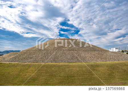 兵庫県神戸市 巨大な前方後円墳「五色塚古墳」 137569868