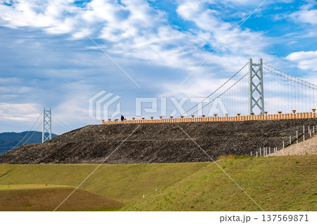 兵庫県神戸市 見上げる五色塚古墳の葺石と明石海峡大橋の絶景 137569871