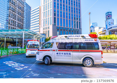 日本の横浜都市景観　横浜駅西口に出動した救急車＝3月11日 137569976