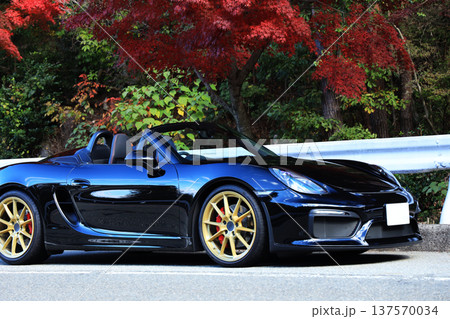 黒い艶々のオープンカー 137570034