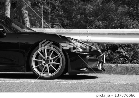 黒い艶々のオープンカー 137570060