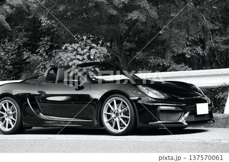 黒い艶々のオープンカー 137570061