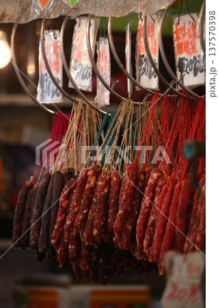 香港・徳輔道西で売られる中華ソーセージ 137570398