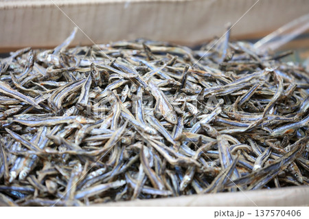香港・徳輔道西で売られる塩干し魚(ハムユイ)。クサヤに似ていで臭いが美味。かつては安かったが今は高価 香港・徳輔道西で売られる塩干し魚(ハムユイ)。クサヤに似ていで臭いが美味。かつては安かったが今は高価 137570406