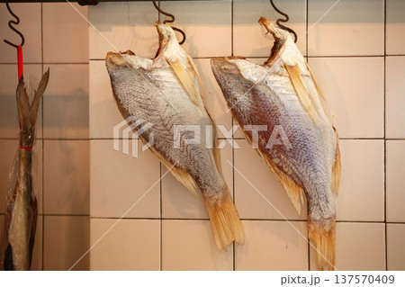香港・徳輔道西で売られる塩干し魚(ハムユイ)。クサヤに似ていで臭いが美味。かつては安かったが今は高価 香港・徳輔道西で売られる塩干し魚(ハムユイ)。クサヤに似ていで臭いが美味。かつては安かったが今は高価 137570409