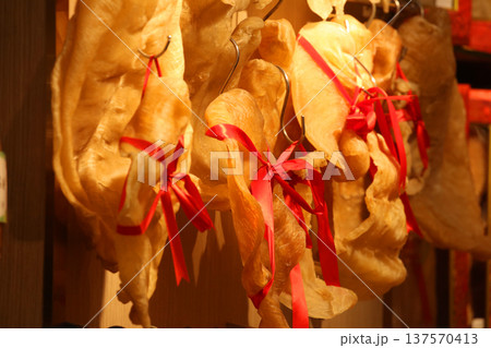 香港・徳輔道西の乾物店で売られる魚の浮袋。とても高価で「魚胆｝と呼ばれる高価な中華食材 137570413