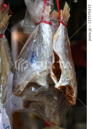 香港・徳輔道西で売られる塩干し魚（ハムユイ）。クサヤに似ていで臭いが美味。かつては安かったが今は高価 137570415