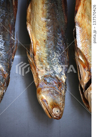 香港・徳輔道西で売られる塩干し魚(ハムユイ)。クサヤに似ていで臭いが美味。かつては安かったが今は高価 香港・徳輔道西で売られる塩干し魚(ハムユイ)。クサヤに似ていで臭いが美味。かつては安かったが今は高価 137570426