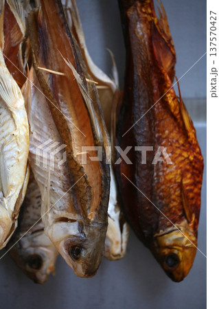 香港・徳輔道西で売られる塩干し魚(ハムユイ)。クサヤに似ていで臭いが美味。かつては安かったが今は高価 香港・徳輔道西で売られる塩干し魚(ハムユイ)。クサヤに似ていで臭いが美味。かつては安かったが今は高価 137570427