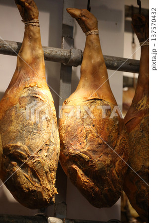 香港・徳輔道西の通称「海味街」と「呼ばれる乾物専門街で売られる雲南省の三元豚金華ハム 香港・徳輔道西の通称「海味街」と「呼ばれる乾物専門街で売られる雲南省の三元豚金華ハム 137570432