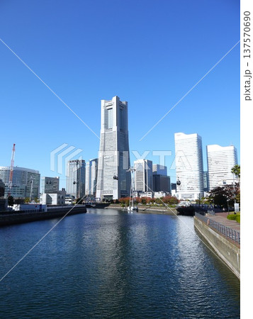 青空が広がる横浜ランドマークタワー 137570690