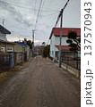 田舎の舗装されていない砂利道 137570943