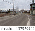 舗装された道幅の狭い道路（春） 137570944