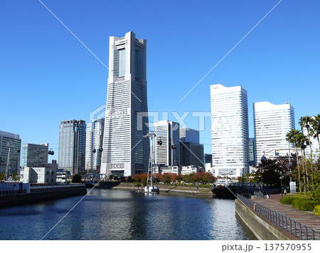 青空が広がるみなとみらいの風景 137570955