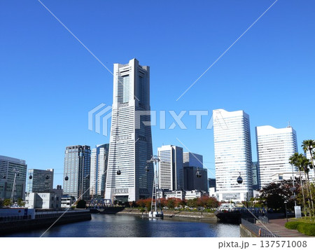 青空が広がるみなとみらい 137571008