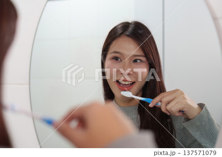 Morning routine: Brushing teeth and smiling in the mirror 137571079