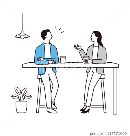 カフェスペースで意見交換するビジネスパーソンたち 137571099