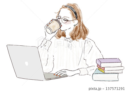 PC前でコーヒーを飲むメガネをかけた女性 137571291
