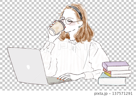 PC前でコーヒーを飲むメガネをかけた女性 137571291
