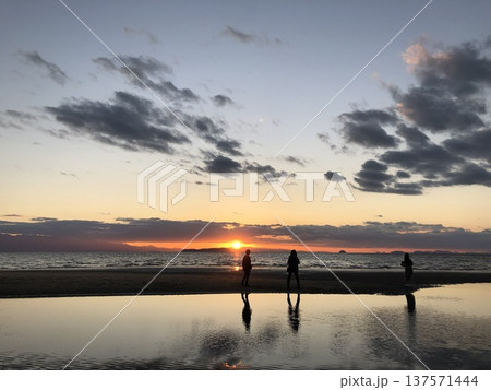 海に沈む夕日〈父母ヶ浜〉 137571444