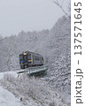 降雪の中県境の鉄橋を渡る小海線キハ200形 137571645