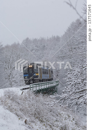 降雪の中県境の鉄橋を渡る小海線キハ200形 降雪の中県境の鉄橋を渡る小海線キハ200形 137571645