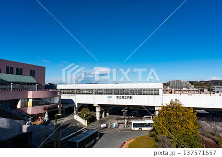 京王堀之内駅と青空　東京都八王子市堀之内 137571657