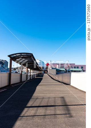 京王堀之内駅の南側 歩道を歩く 東京都八王子市別所 京王堀之内駅の南側 歩道を歩く 東京都八王子市別所 137571660