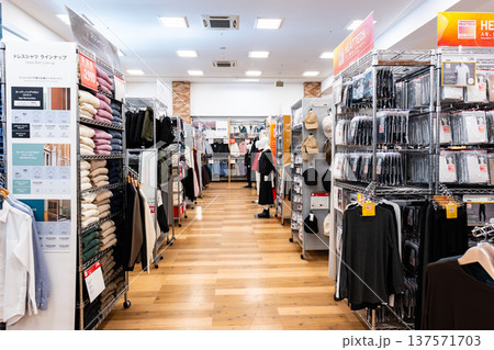 ユニクロ ぐりーんうぉーく多摩店でお買物　東京都八王子市別所 137571703