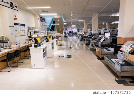 ニトリ 多摩ニュータウン店でショッピング　2階のサービスカウンター前　東京都八王子市別所 137571730