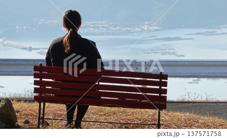 海を眺める女性 137571758