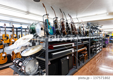 ハードオフ八王子堀之内店　楽器を物色　東京都八王子市堀之内 137571802