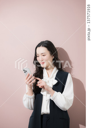 オシャレなジレ(ロングベスト)のビジネス　スマホでタップ問合せや申し込み 137571916