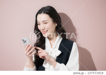 オシャレなジレ(ロングベスト)のビジネス　スマホでタップ問合せや申し込み 137571919