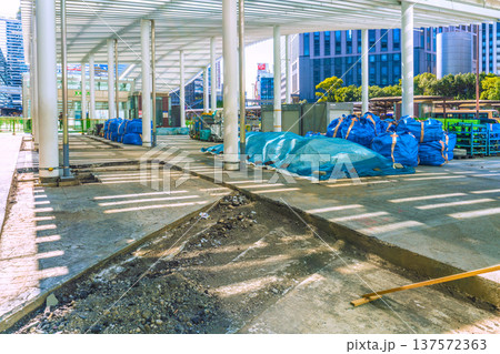 日本の横浜都市景観3月11日。横浜駅西口では傷んだ歩道の再整備工事中。資材や重機などが並ぶ…廃棄物も 137572363