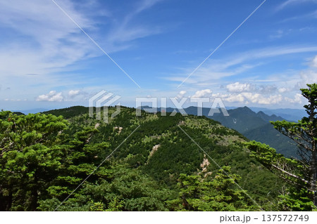 奈良県 日本百名山 八経ヶ岳から見た弥山 奈良県 日本百名山 八経ヶ岳から見た弥山 137572749
