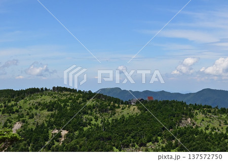 奈良県 日本百名山 八経ヶ岳から見た弥山 奈良県 日本百名山 八経ヶ岳から見た弥山 137572750